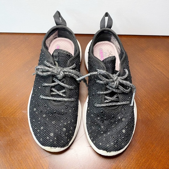 sketchers black tennis shoes